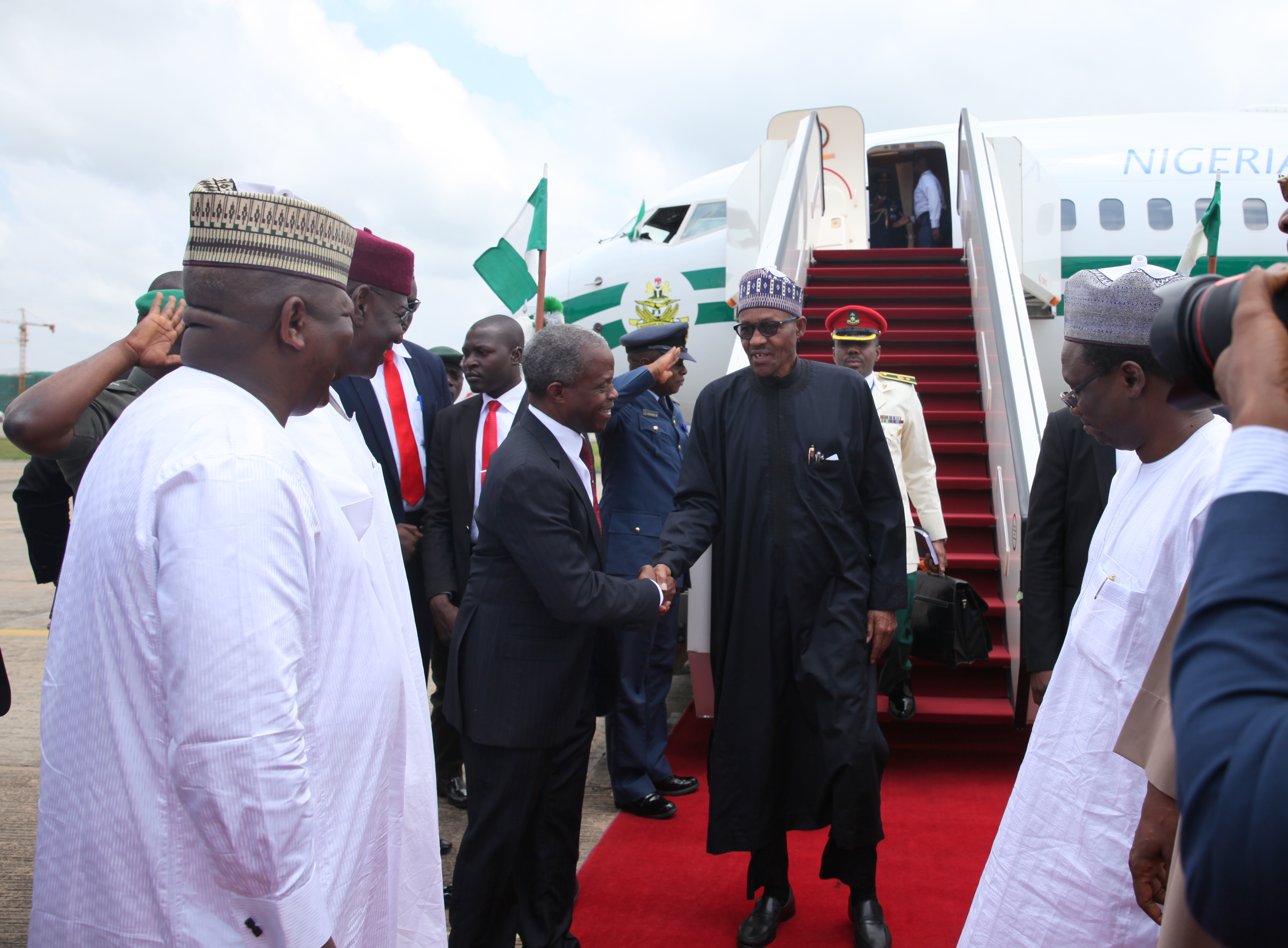 VP Osinbajo Receives President Buhari As He Arrives From UN70 Meeting On 30/09/2015