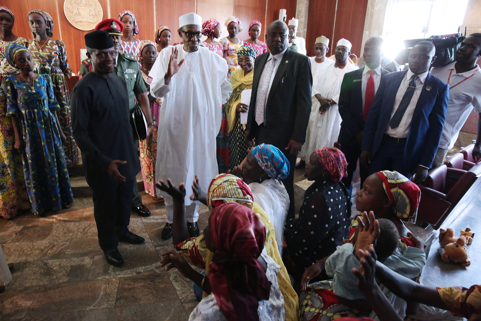 President Buhari And VP Osinbajo Receive 21 Chibok School Girls On 19/10/2016