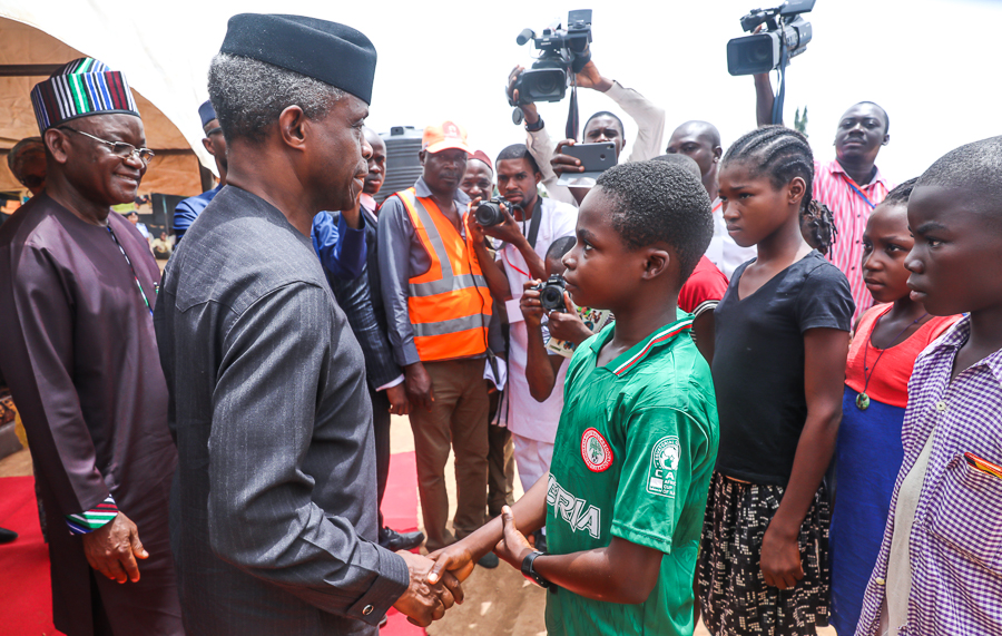 VP Osinbajo Continues Visit To IDPs Camps in Anyiin and Gbajimba, Benue State On 16/05/2018