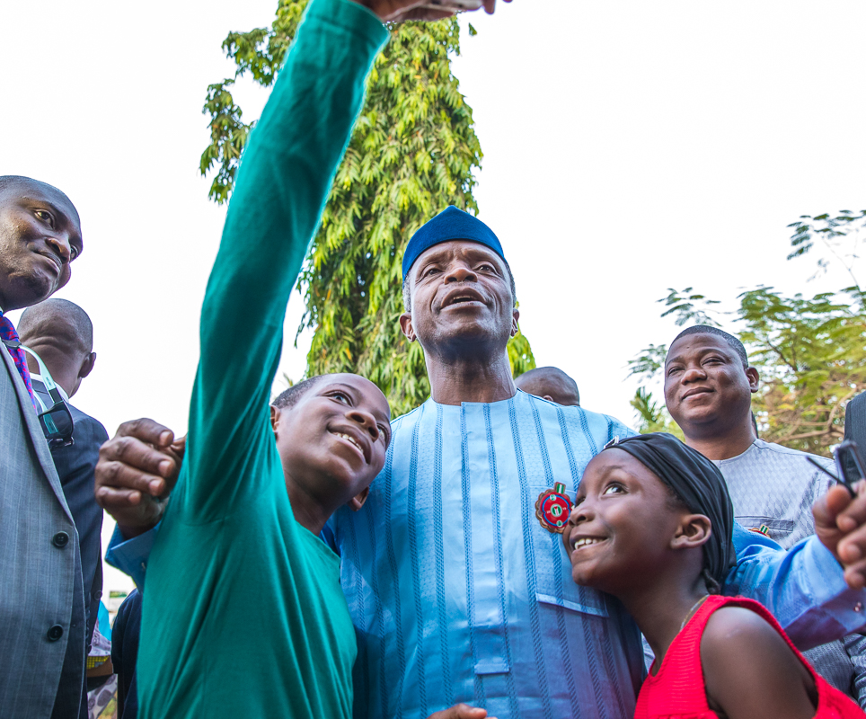 VP Osinbajo Continues Family Chats In Games Village, Visits Kuchingoro & Wuse II On 27/12/2018