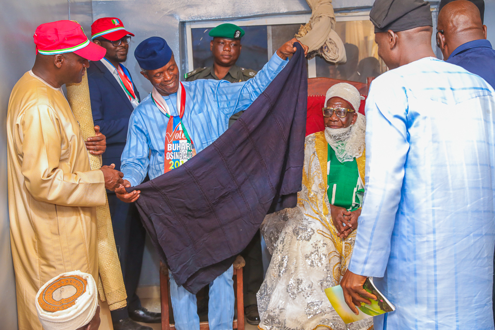 VP Osinbajo Visits District Head Of Oshafa, H.E Alh. Mohammed Baba Kwanga; Visits Potters’ Shops In Abuja On 28/01/2019