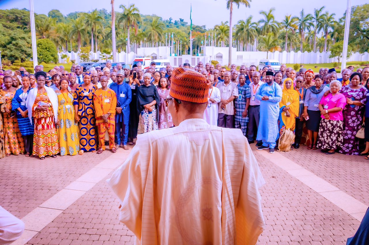 President Buhari Addresses Presidential Villa Staff & Participates In Valedictory Photographs With Members Of The Federal Executive Council On 24/05/2023